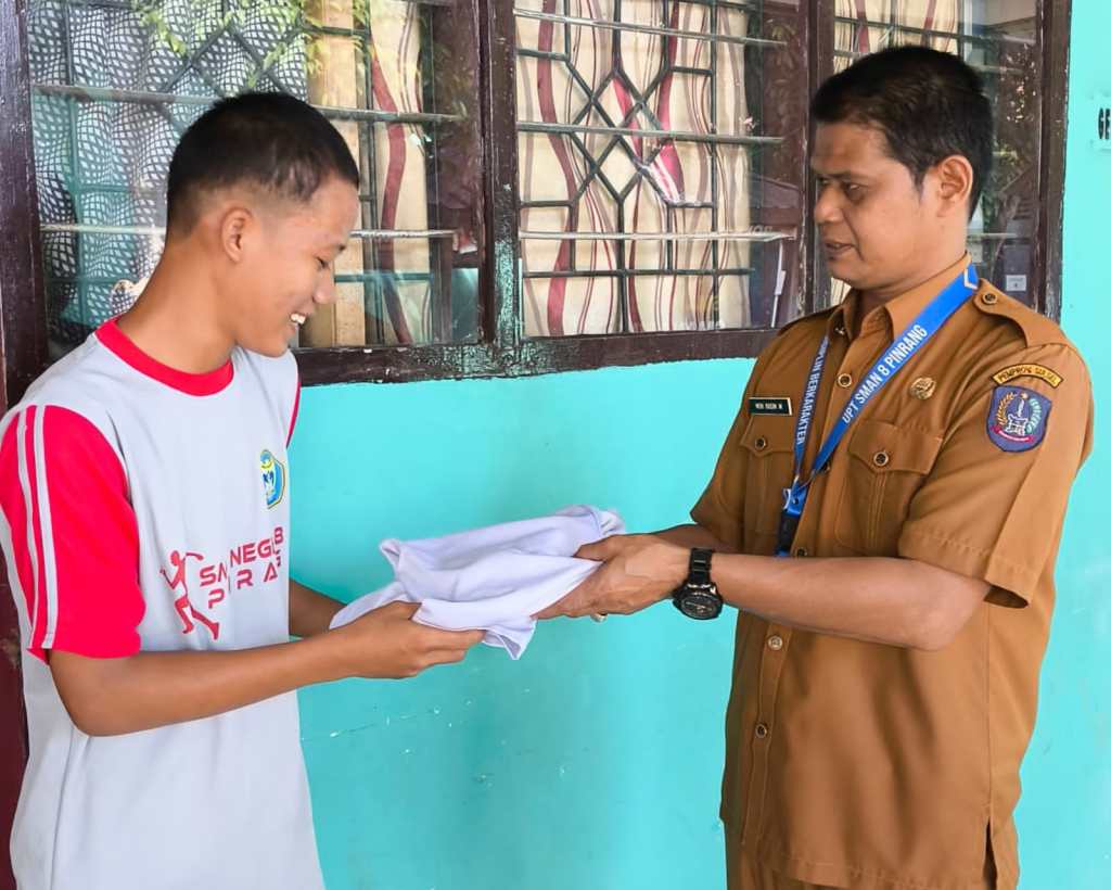 Tradisi Mulia SMAN 8 Pinrang: Siswa Kelas XII Donasikan Seragam Bekas Demi Ringankan Beban Adik Kelas