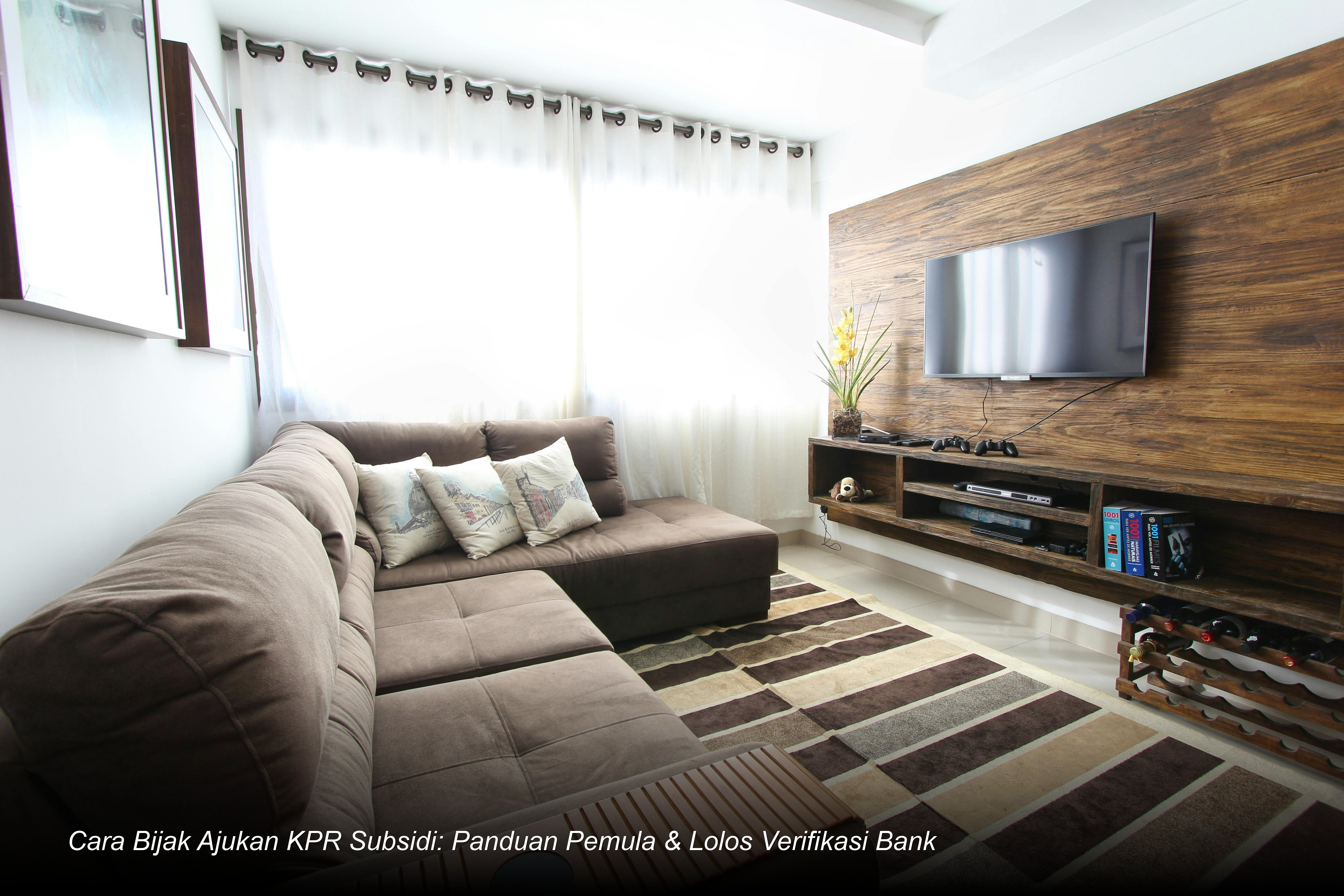 Seorang pasangan muda tersenyum bahagia saat menerima kunci rumah minimalis modern setelah proses akad kredit KPR Subsidi di hadapan petugas bank.