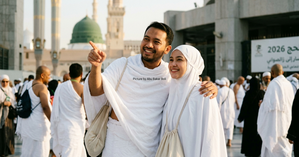 Ilustrasi pasangan jemaah haji penuh rasa syukur saat berada di Masjid Nabawi untuk persiapan ibadah Haji 2026. (AI/ Abu Bakar Boli)