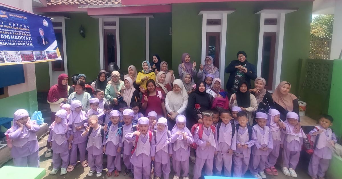 Hani Hadiyati( kemeja hitam) saat melakukan kunjungan ke PAUDQU Nurul Huda Sukamanah, Kecamatan Paseh, Kabupaten Bandung.