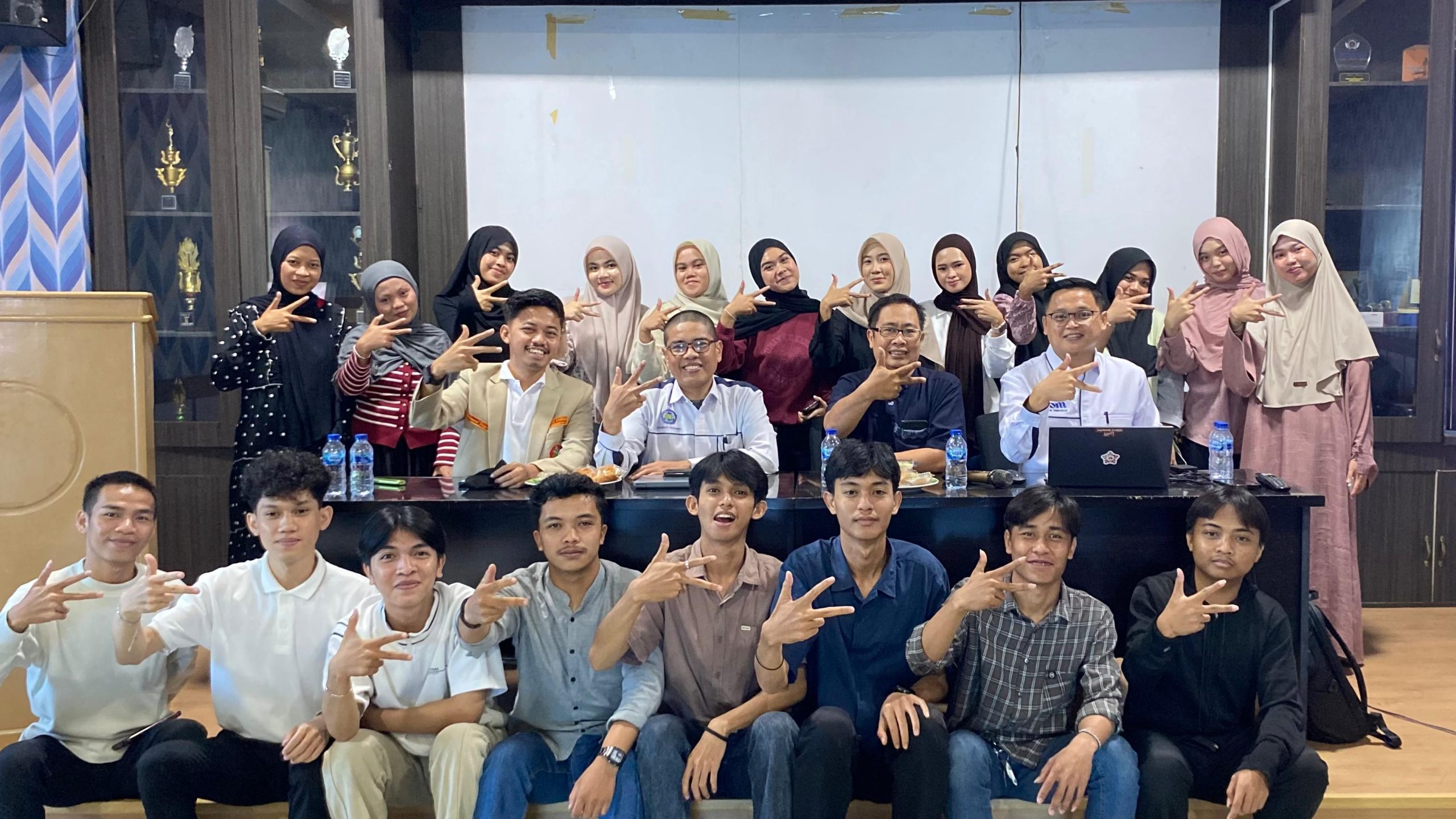 Menanamkan Nilai Siri' na Pacce dalam Kepemimpinan Politik Generasi Muda di Unismuh Makassar