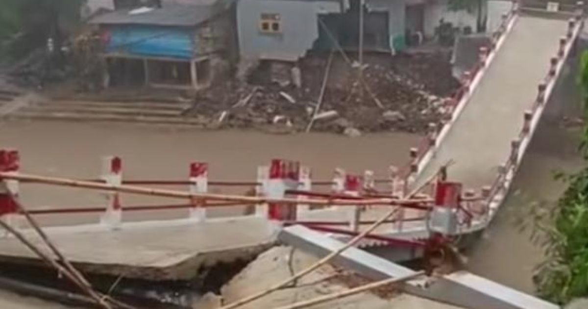 Jembatan Gobang yang menghubungkan Kampung Gobang dengan Kampung Tarisi di Desa Gobang ambruk.