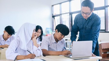 Ilustrasi SMA. Disdikpora DIY umumkan alur pendaftaran SPMB Online Yogyakarta 2026 untuk SMA dan SMK. Siswa luar DIY wajib ikut TKAD.  Foto: Getty Images/Rani Nurlaela Desandi