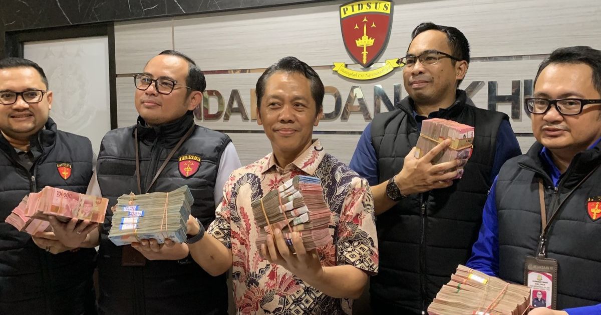 Asisten Pidana Khusus Kejati Jatim, Wagiyo Santoso beserta jajaran saat perssconference dugaan pungli di lingkungan Dinas ESDM Provinsi Jatim, Jumat (17/4/2026) (Foto KOMPAS.com/Diki Febrianto)