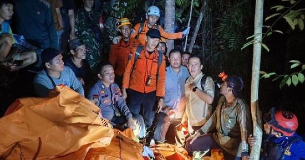 Tim gabungan mengevakuasi para korban kecelakaan Helikopter yang terjadi di Sekadau, Kalimantan Barat. (Foto: Dok. Istimewa via Detik News)