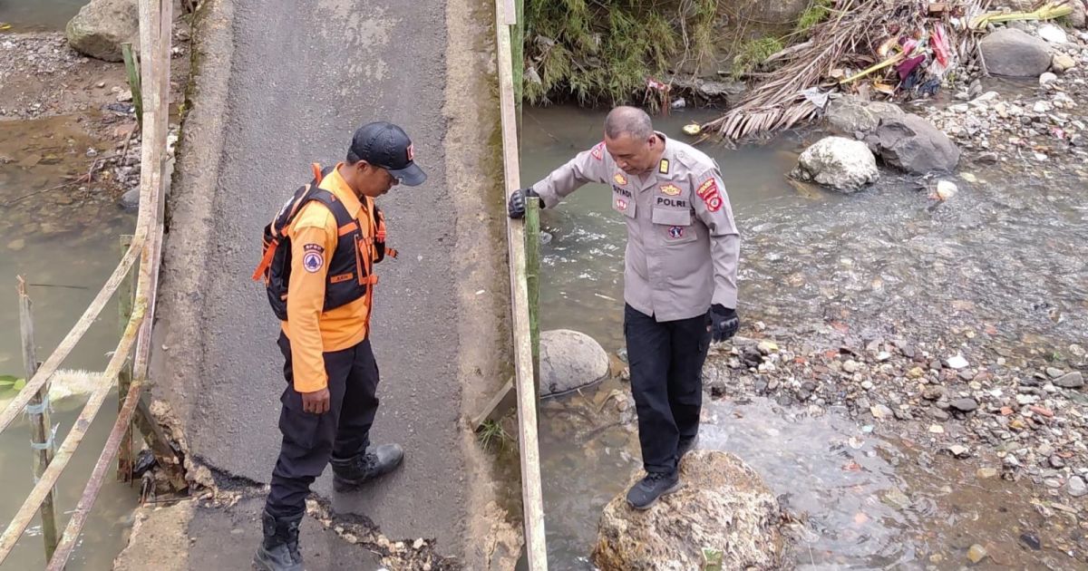 Akses Vital Putus, Anak Sekolah di Desa Cintamanik Rela Basah-Basahan. Polisi dan BPBD Turun Tangan.