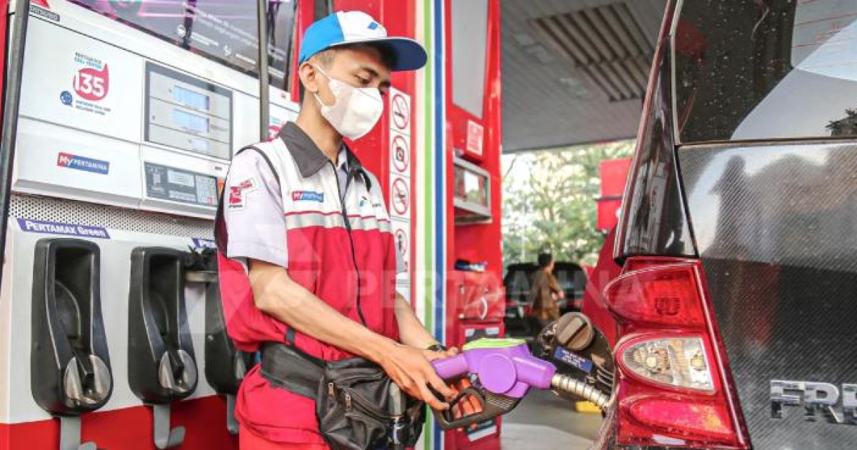 Ilustrasi salah seorang petugas SPBU Pertamina sedang mengisi BBM Pertamax Green, berikut info harga BBM hari ini, 18 April 2026. (Foto: Pertamina/Istimewa)