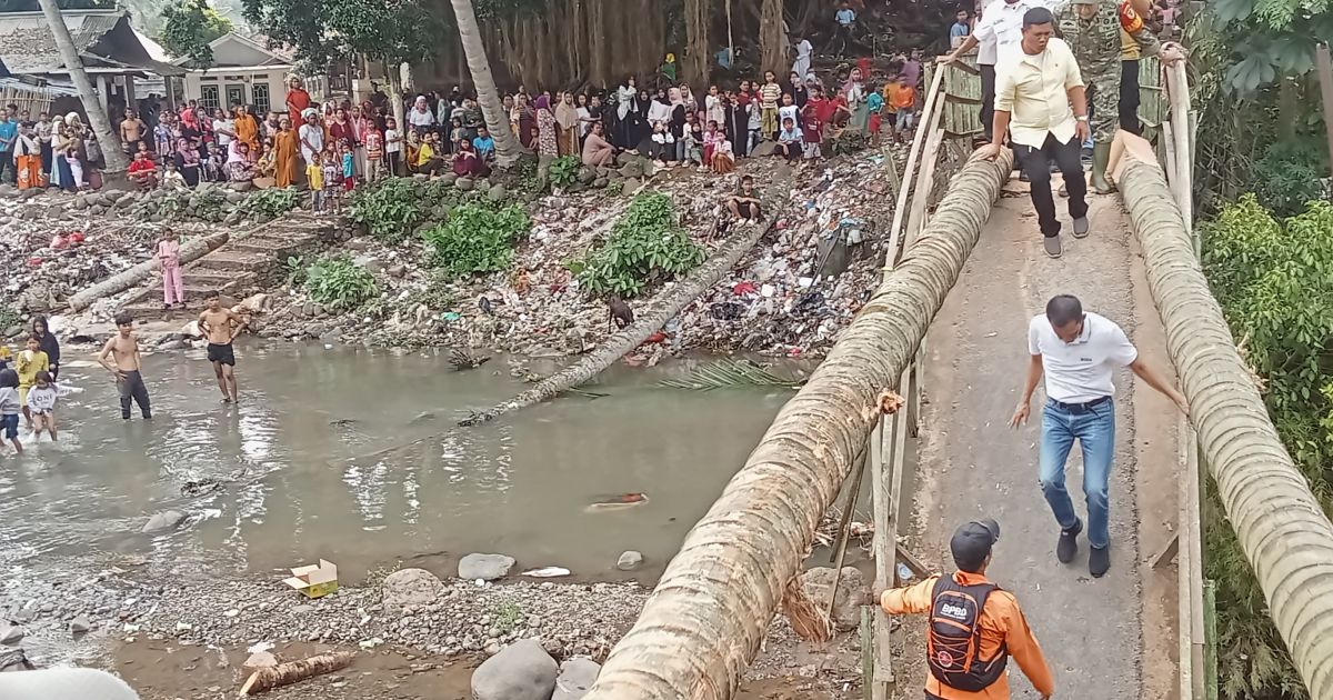 Wakil Bupati Bogor Ade Ruhendi (Jaro Ade) didampingi unsur Forkopimcam meninjau lokasi jembatan ambruk di Kampung Rengganis, Desa Cintamanik, Kecamatan Cigudeg, (Dede Surya).