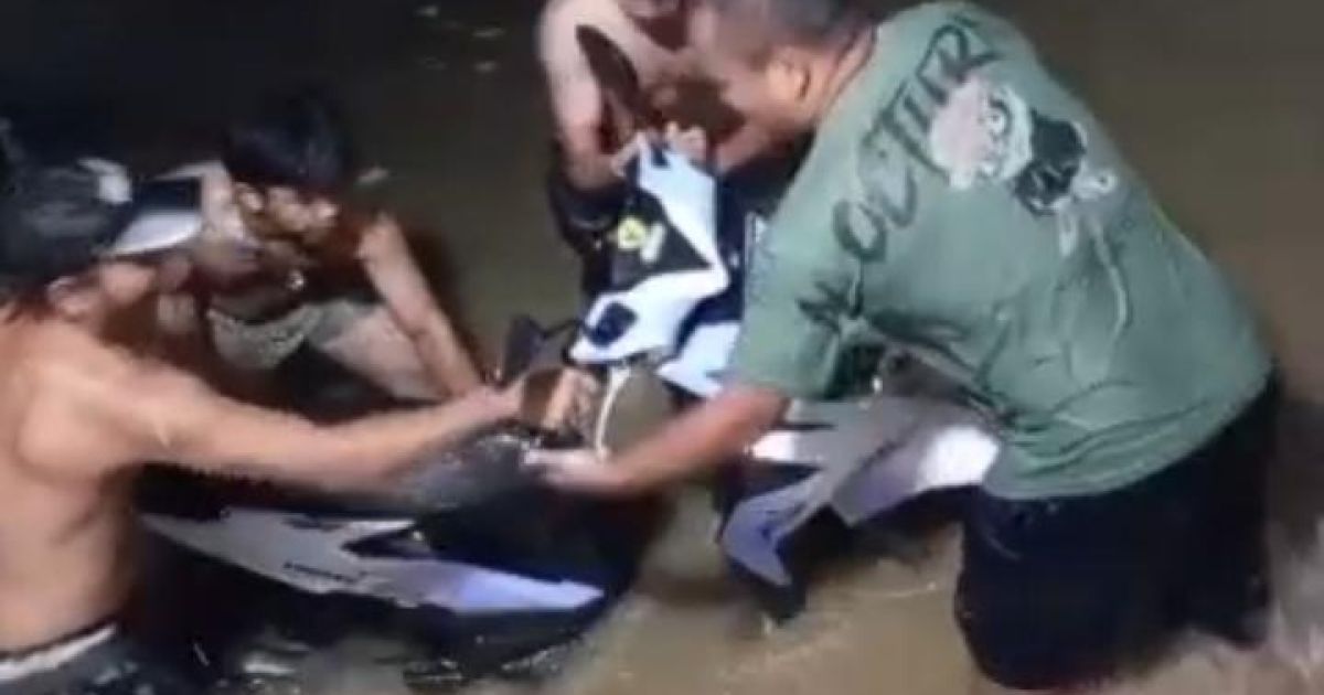 Warga Bogor Barat berusaha mengevakuasi sepeda motor yang terbawa arus banjir(Dede Surya)