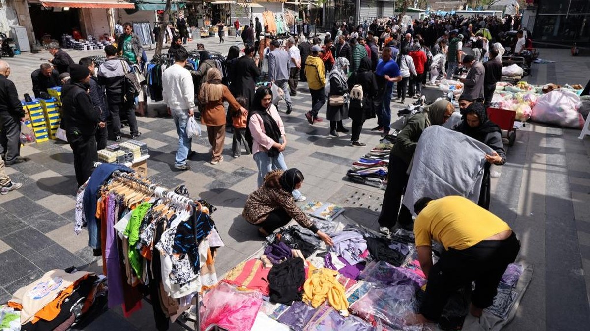 Foto: Keramaian warga Iran mengunjungi Grand Bazaar di Teheran, Selasa (31/3/2026) di tengah konflik antara Amerika Serikat, Israel dengan Iran. (AFP/ATTA KENARE)
