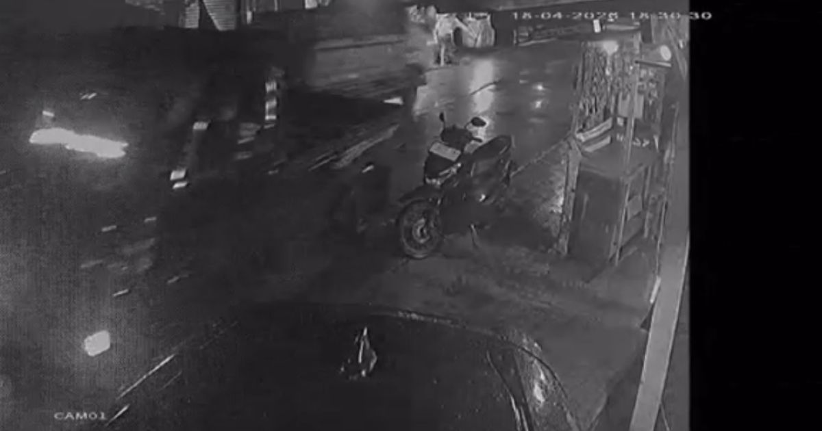 Tangkapan layar CCTV saat truk diduga rem blong menyeret sejumlah kendaraan dalam kecelakaan beruntun di Nanggung, Bogor, Sabtu (18/4/2026).