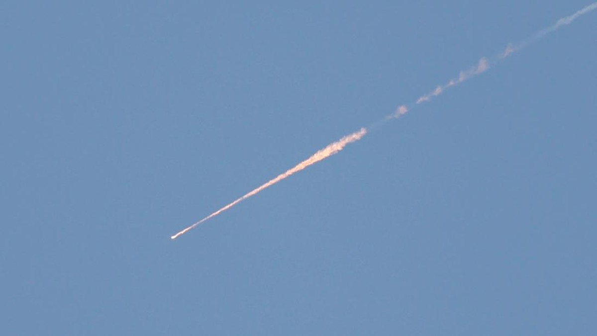 Foto: Sebuah proyektil yang diluncurkan dari Iran menuju ke arah Israel, di tengah konflik AS-Israel dengan Iran, seperti yang terlihat dari Ramallah, di Tepi Barat yang diduduki Israel, 6 April 2026. (REUTERS/Mohamad Torokman)