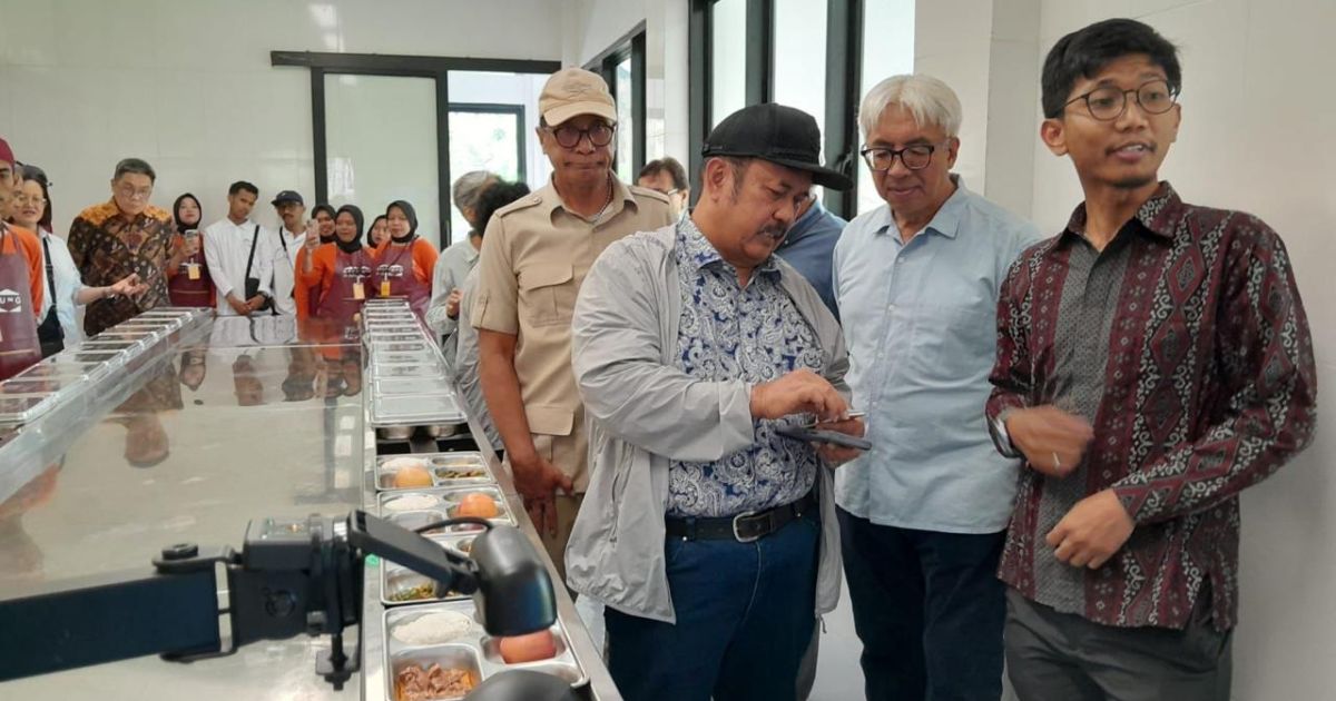 Menteri Bappenas Rachmat Pambudy (kemeja biru muda) meninjau program pemberdayaan masyarakat di Kecamatan Tegal Waru, Kabupaten Purwakarta. (Istimewa)
