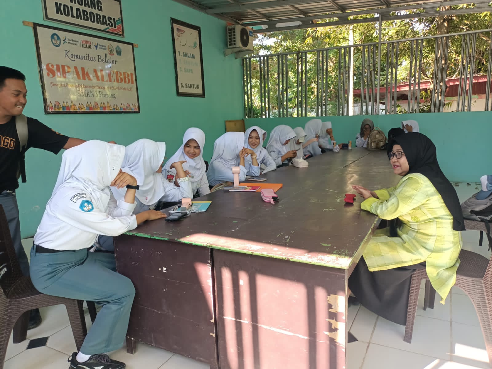 Dinamika Pendidikan di Balik Lensa: Mengapa Kita Tak Boleh Menghakimi Sekolah Hanya dari Video Viral?