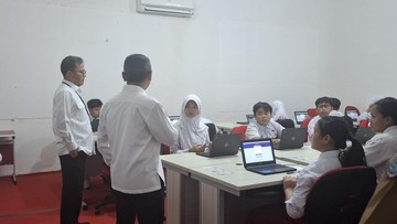 Wamendikdasmen Fajar Riza Ulhaq meninjau TKA SD hari pertama ke SDN Rawabuntu 03 Tangsel, Senin (20/4/2026). Foto: Cicin Yulianti/detikcom