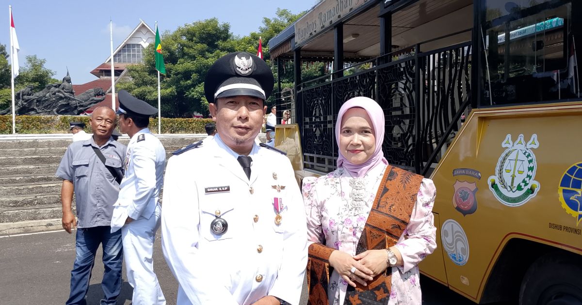 Kepala Desa Sukapura Ganjar Sukmawibawa di dampingi Istri Usai Kegiatan Upacara Hari Jadi Kab.Bandung di Lap.Upakarti Senin 20/4/2026.