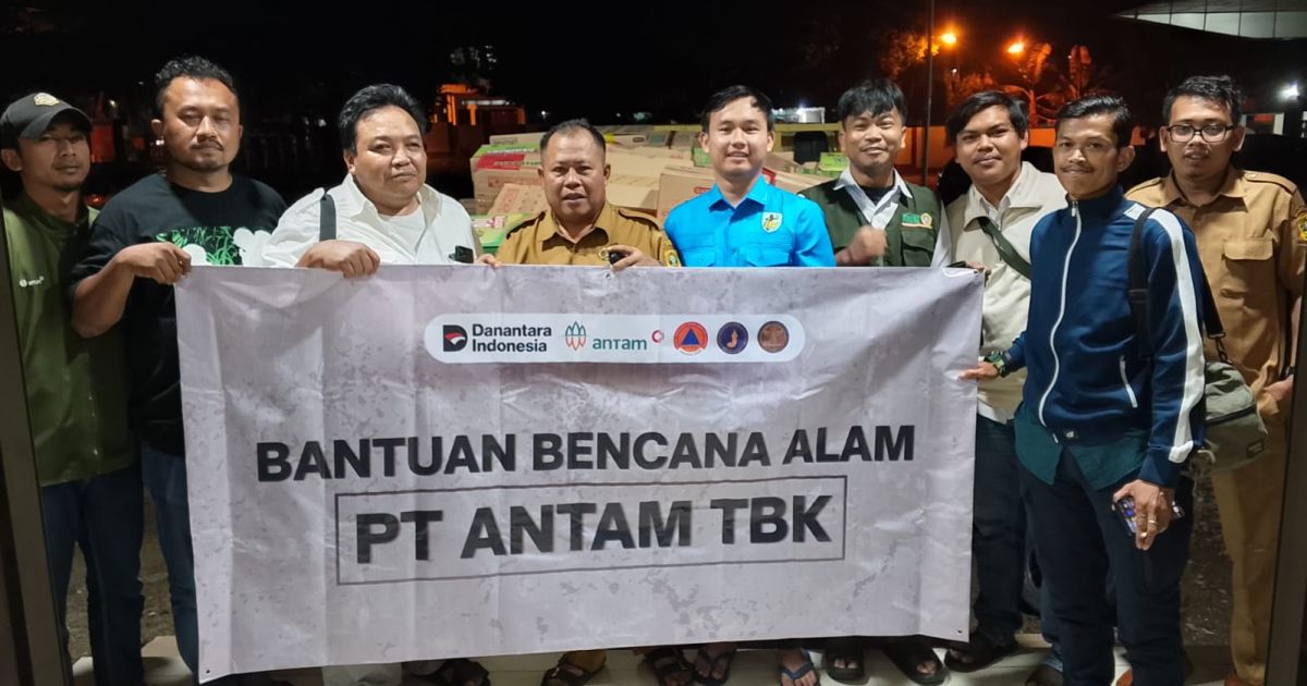 ANTAM UBPE Pongkor salurkan bantuan CSR untuk korban banjir bandang Cigudeg. (Dede Surya)