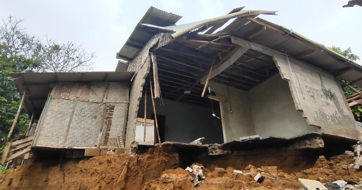 Tiga rumah warga di Kampung Cimangurang, Babakan Madang, Kabupaten Bogor hancur akibat tanah bergerak, memaksa warga mengungsi ke tempat aman. (Ezzar)