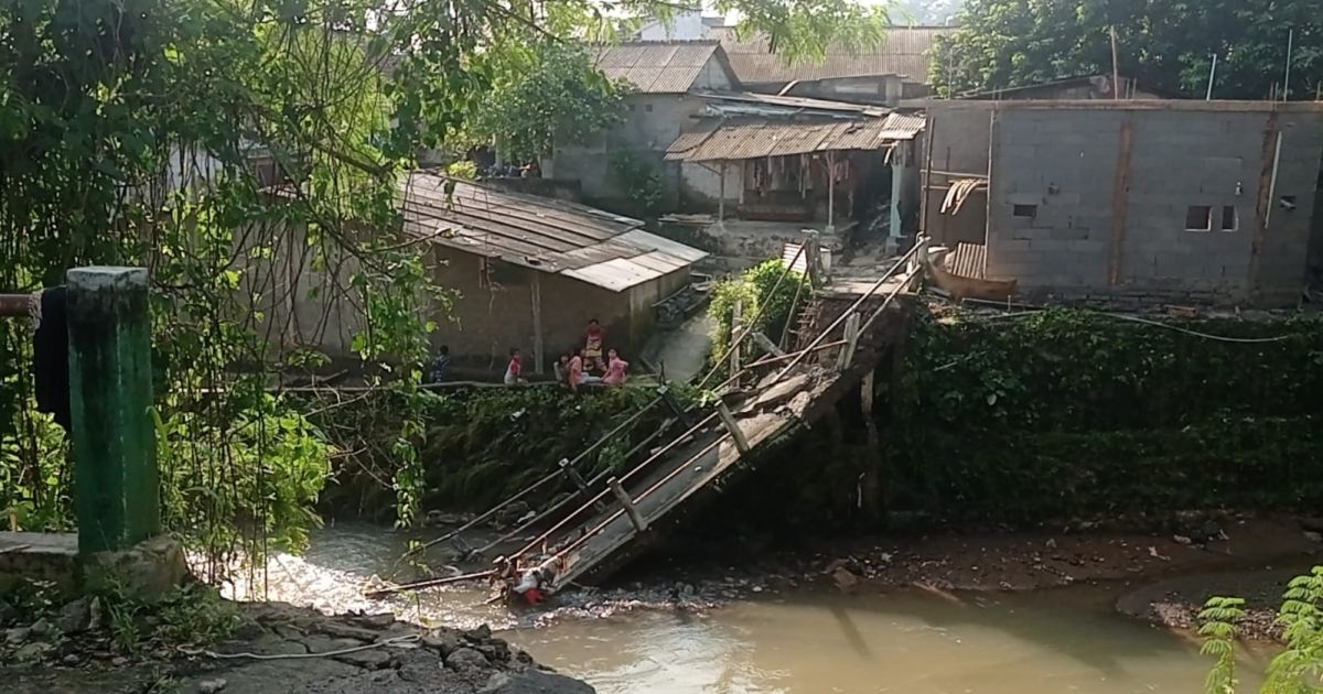 Hujan Lebat Picu Jembatan di Ciomas Bogor Ambruk Diterjang Arus Deras, Warga Terisolasi