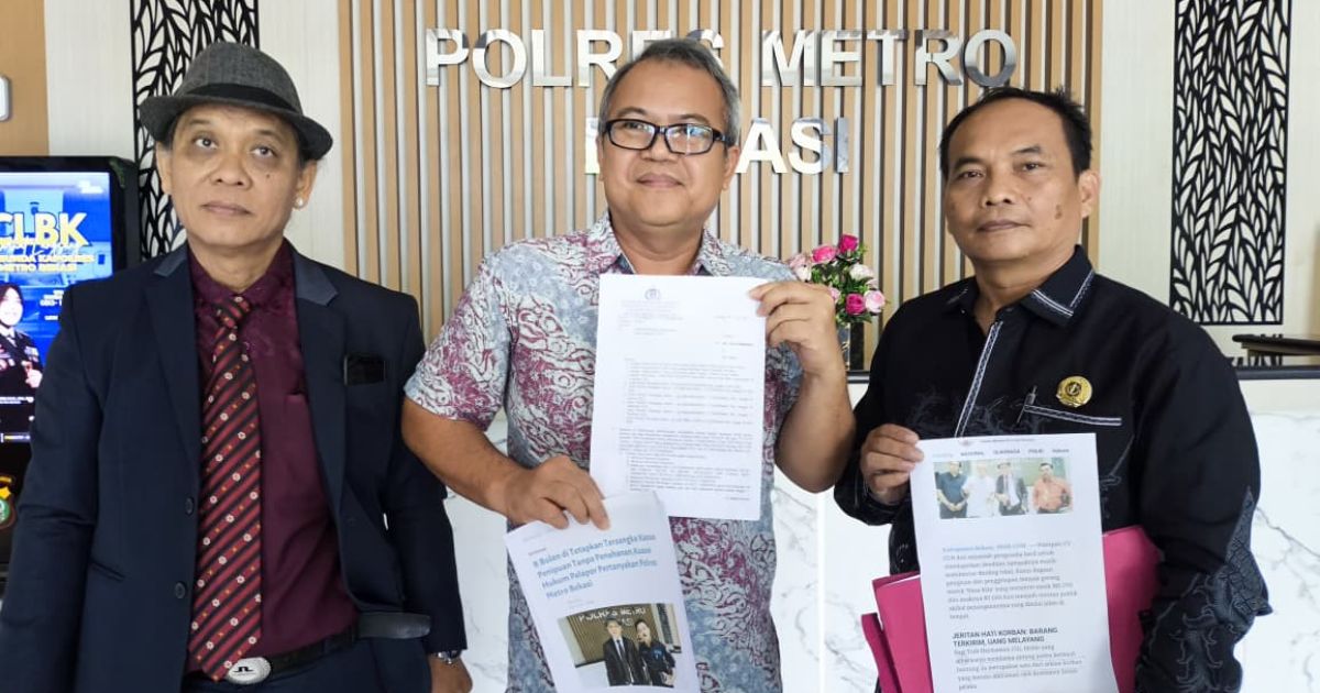Korban Dugaan Penipuan dan Penggelapan Minyak Goreng Nusa Kita Yudi Hermawan didampingi Tim Kuasa Hukum usai dilakukan pemeriksaan lanjutan di Polres Metro Bekasi, Selasa (21/4/2026). Putra
