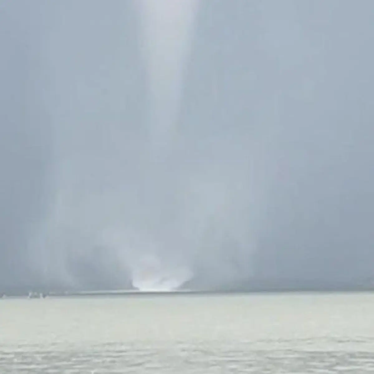 Waterspout di dekat Jembatan Suramadu, Jawa Timur. (Tangkapan layar)