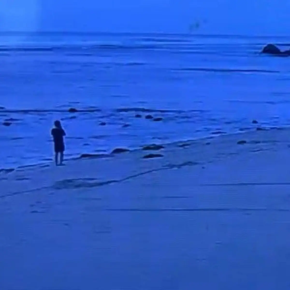 Foto: Rekaman CCTV menampilkan pria asal Jabar berjalan seorang diri di Pantai Melasti sebelum terseret arus dan ditemukan meninggal dunia di Pantai Gau, Pecatu, Kuta Selatan, Badung. (Dok. Polresta Denpasar)