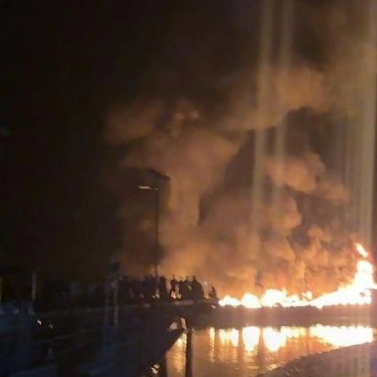 Foto: KM Ekspres Bahari 9B terbakar di Pelabuhan Maluku Tengah, Maluku. (dok. istimewa)