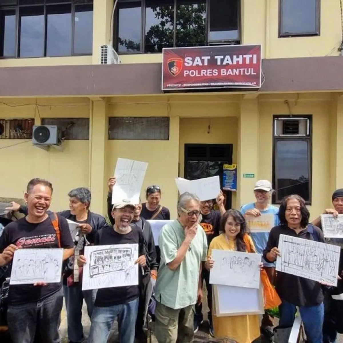 Butet Kartaredjasa bersama seniman-seniman saat menunjukkan hasil lukisannya di dalam ruang tahanan Polres Bantul. Foto: Pradito Rida Pertana/detikJogja.