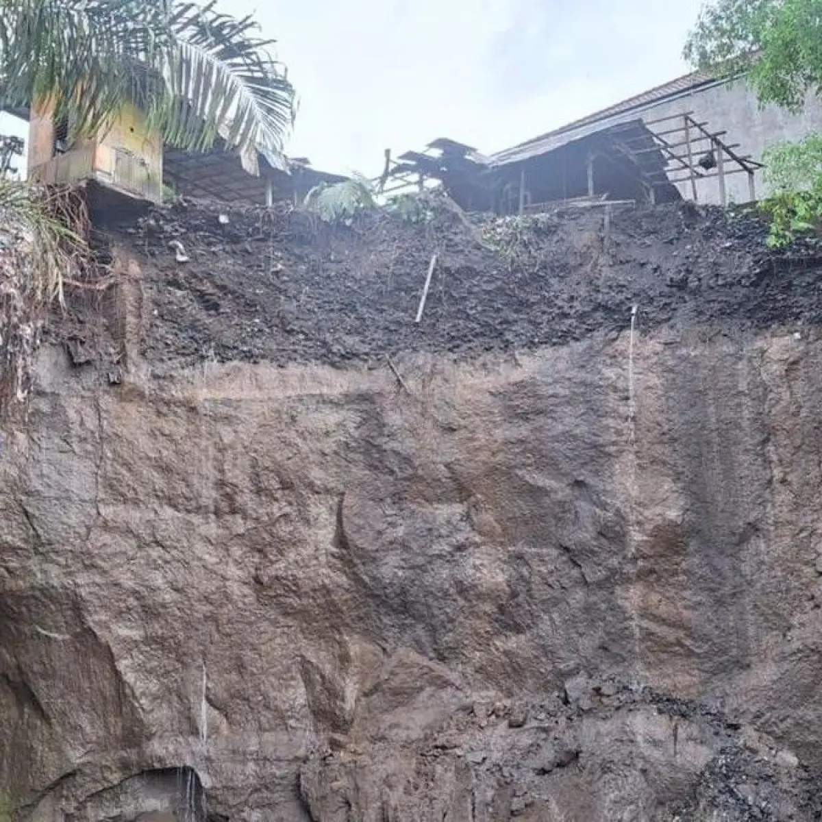 Longsor susulan kembali terjadi di tebing jalan penghubung Desa Peken Belayu-Kukuh, Kecamatan Marga, Tabanan, akibat hujan deras, Rabu (22/4/2026). (Foto: dok. Istimewa)