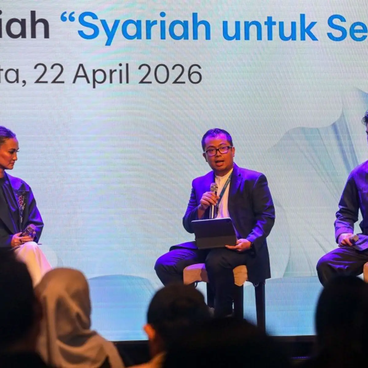 Direktur Keuangan dan Unit Usaha Syariah Permata Bank Rudy Basyir Ahmad (tengah) bersama Brand Ambassador Permata Bank Atiqah Hasiholan (kiri) dan Brand Ambassador Permata Bank Morgan Oey saat acara Media Briefing “Syariah untuk Semua” di Jakarta, Rab