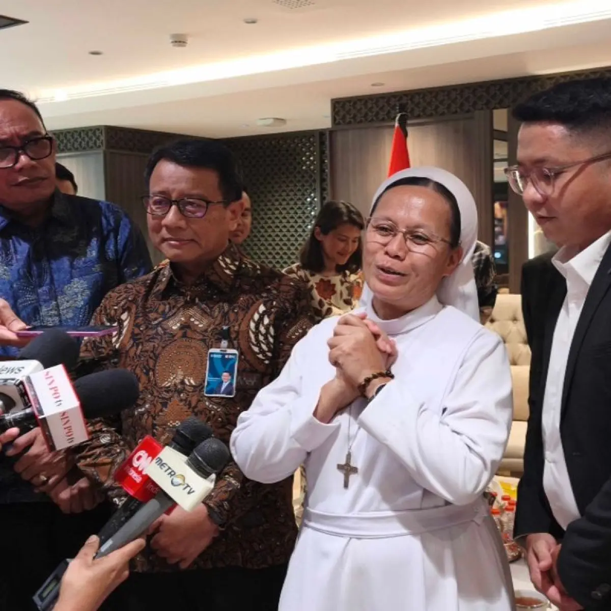 Direktur Utama Bank BNI Putrama Wahju Setyawan dan Suster Natalia Situmorang usai melakukan komunikasi bersama Wakil Ketua DPR RI Sufmi Dasco Ahmad terkait Pengembalian Dana Umat Gereja Rp28 Miliar yang sempat diduga digelapkan oleh salah satu pegawai BNI