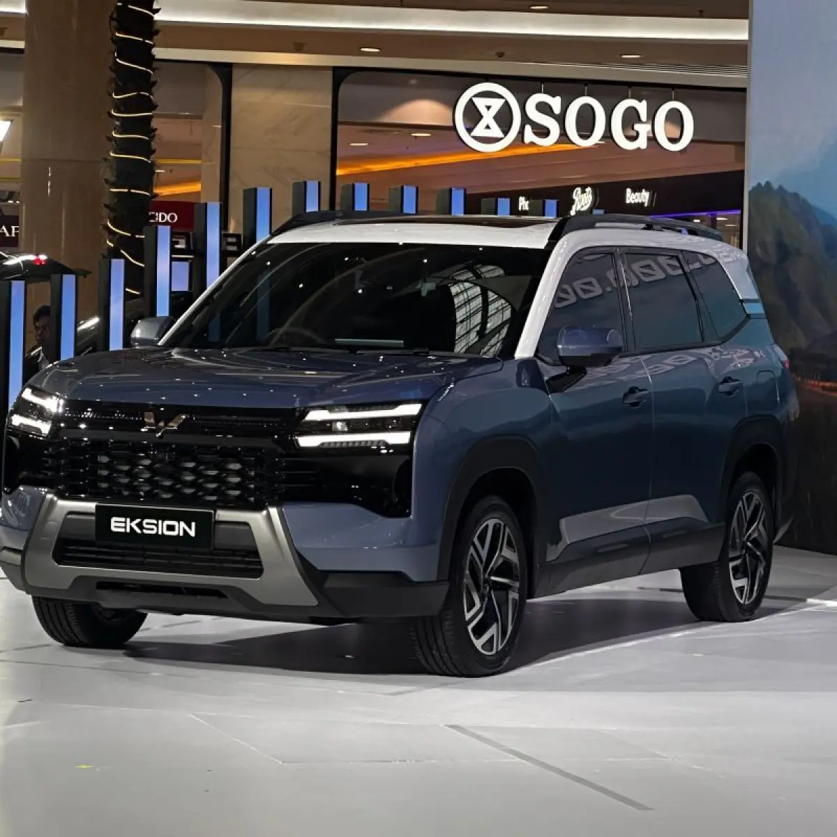 Wuling Eksion yang dipamerkan pada acara peluncurannya di Kota Kasablanka, Jakarta, Rabu (22/4/2026). (ANTARA/Pamela Sakina)