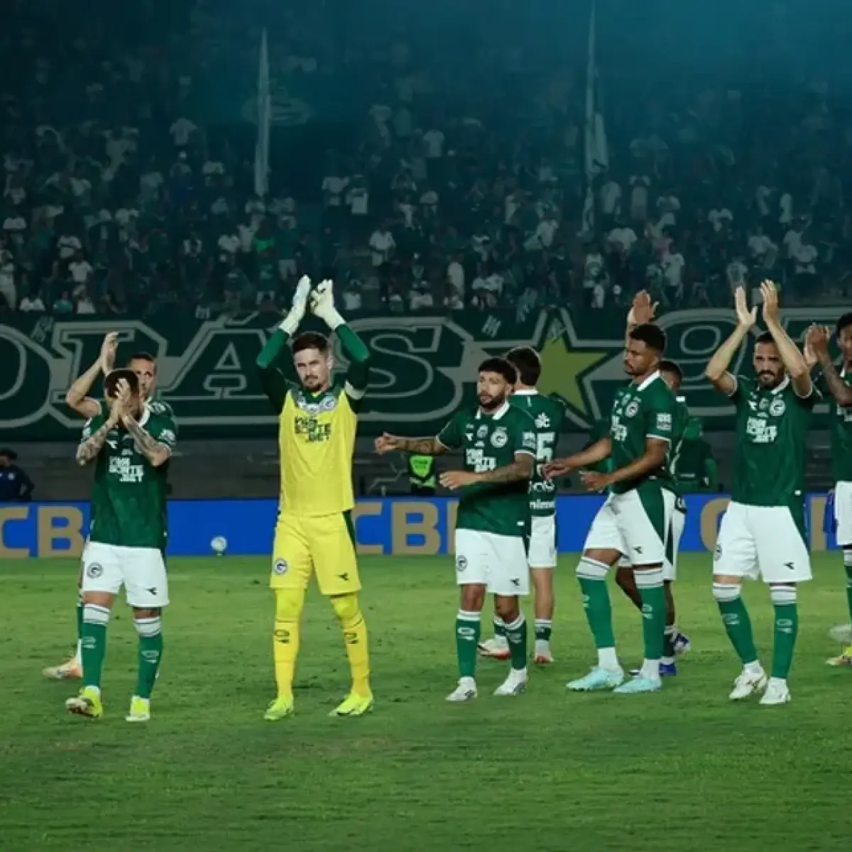 1 dari 1 Tim Goiás menyapa para penggemar di Stadion Serra Dourada - Foto: Reproduksi/Goiás EC