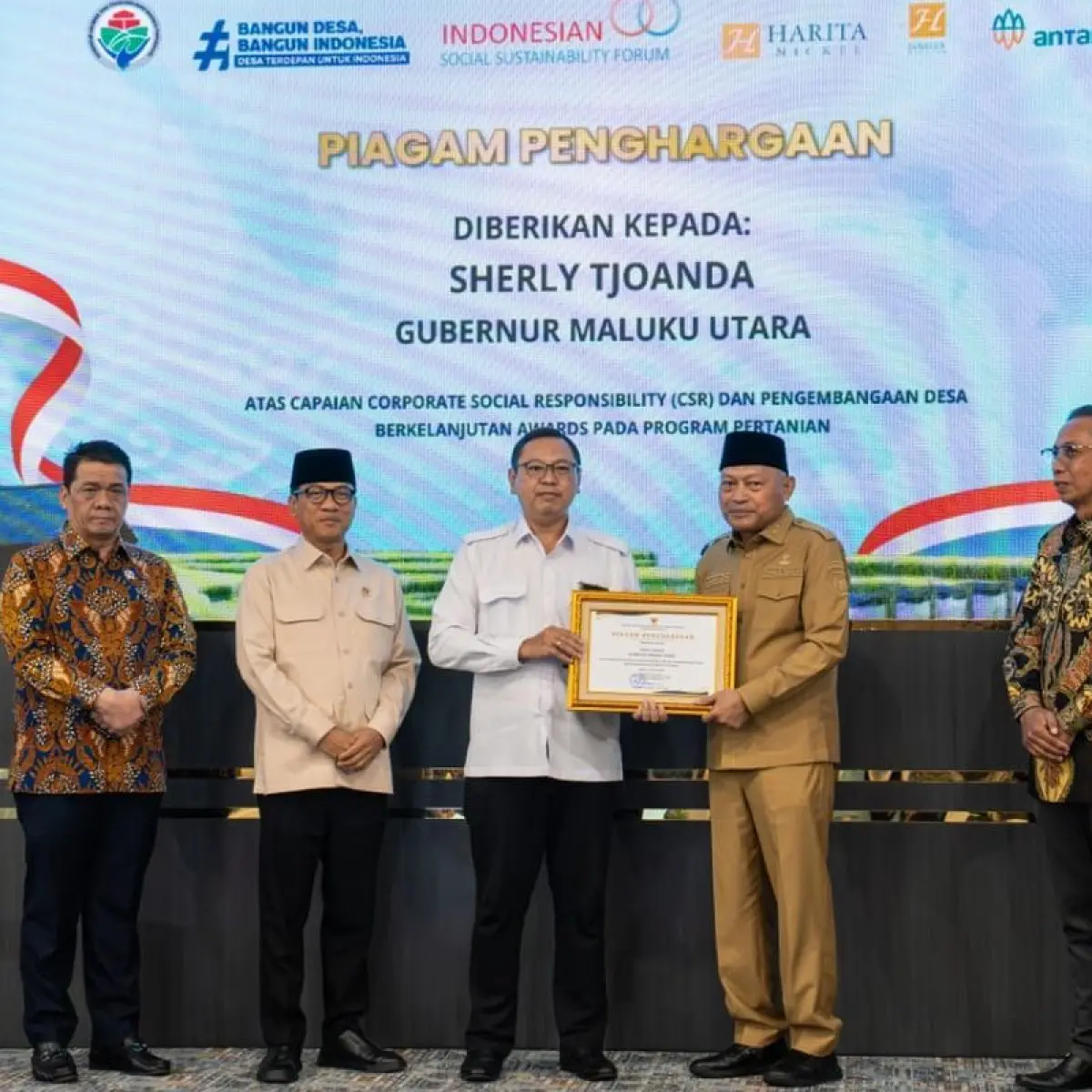 Wakil Gubernur Maluku Utara Sarbin Sehe menerima penghargaan dari Kementerian Desa dan Pembangunan Daerah Tertinggal atas komitmen pembangunan desa berbasis kolaborasi di Jakarta, Selasa (21/4/2026).(DOK. HARITA NICKEL)