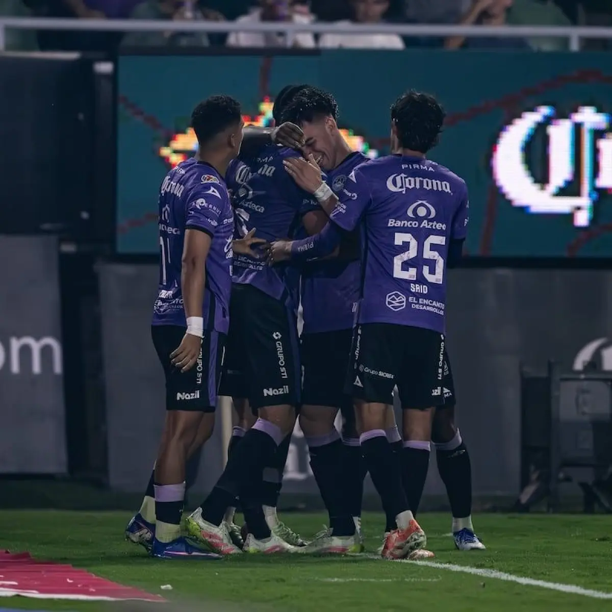 Brian Rubio merayakan golnya bersama rekan-rekan setimnya di Mazatlan di Stadion El Encanto. Roberto Echeagaray