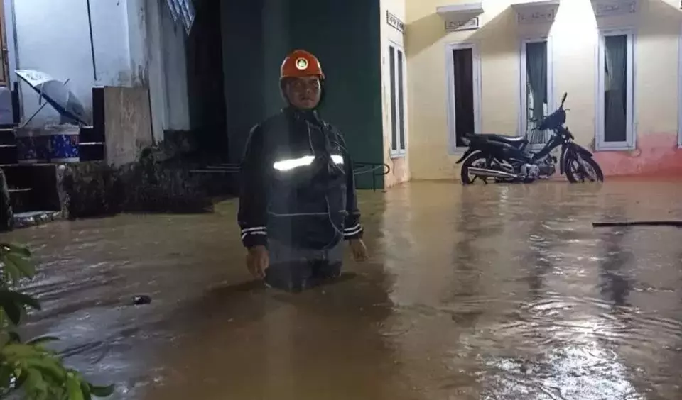 Ratusan rumah warga dilaporkan terendam, sementara pohon tumbang sempat menutup akses jalan antarwilayah. (Antara/Antara)