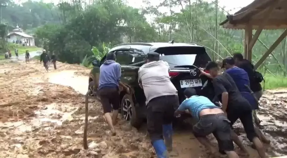 Satu keluarga dilaporkan sempat terjebak di dalam mobil di tengah material longsor di wilayah Kecamatan Cibeber Kabupaten Cianjur selama kurang lebih 10 jam. (Beritasatu.com/Riski Maulana)