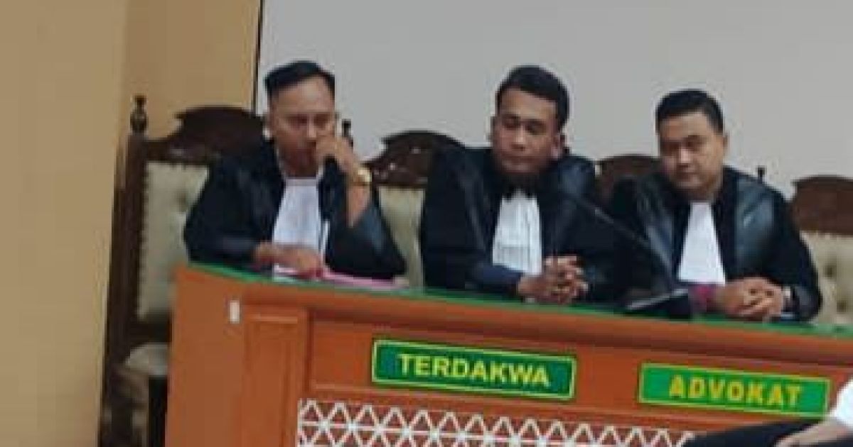 Suasana sidang, kuasa hukum sambut tuntutan minimum sebagai kabar baik.

(Junaedi)