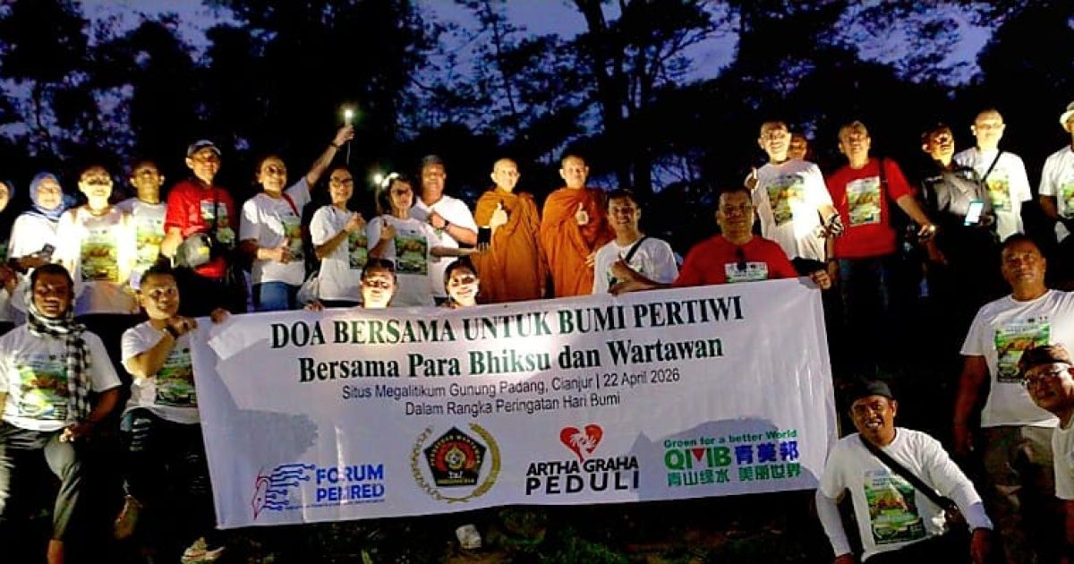 Sejumlah tokoh lintas agama, insan pers, pegiat lingkungan, dan organisasi kemasyarakatan menggelar doa lintas spiritualitas di Teras 5 Gunung Padang, Rabu (22/4/2026).Foto Dar.