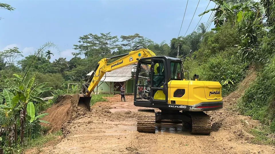 Satu alat berat diturunkan untuk mengevakuasi tanah longsor yang menutup akses jalan utama penghubung Desa Cibokor, Desa Kanoman, serta jalur penghubung Kecamatan Cibeber dan Campaka, Rabu 22 April 2026. (Beritasatu.com/Riski Maulana)