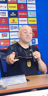 Pelatih Persebaya Surabaya Bernardo Tavares (tengah) menunjukkan hasil analisis tim setelah pertandingan pekan ke-28 BRI Super League 2025, Jumat (17/4/2026). (ANTARA/Naufal Ammar Imaduddin.)