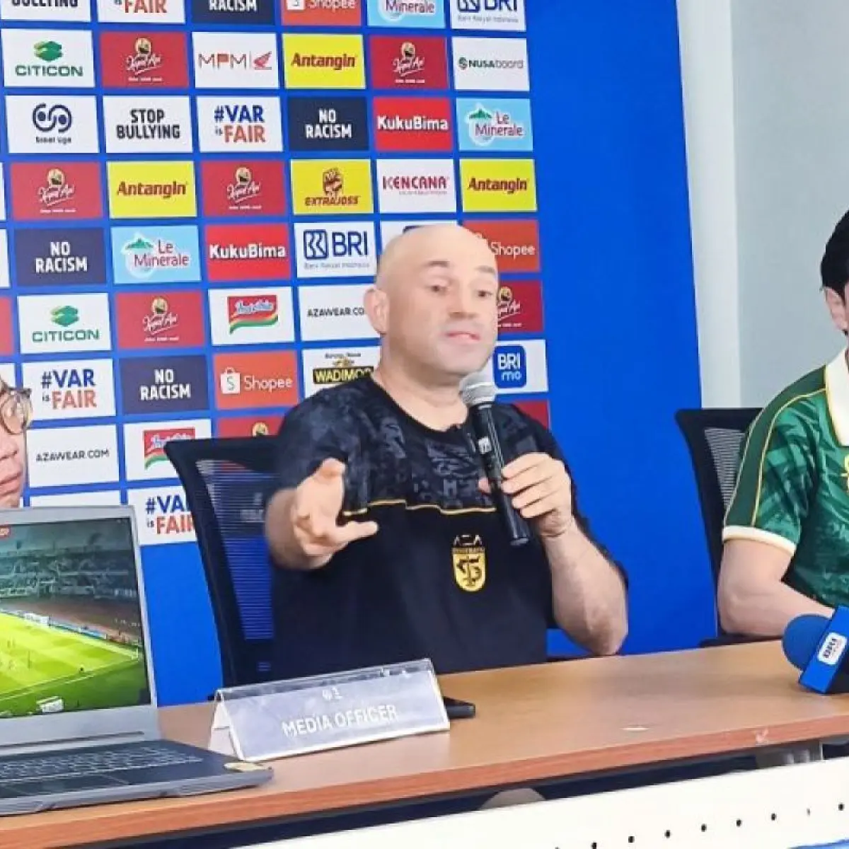 Pelatih Persebaya Surabaya Bernardo Tavares (tengah) menunjukkan hasil analisis tim setelah pertandingan pekan ke-28 BRI Super League 2025, Jumat (17/4/2026). (ANTARA/Naufal Ammar Imaduddin.)