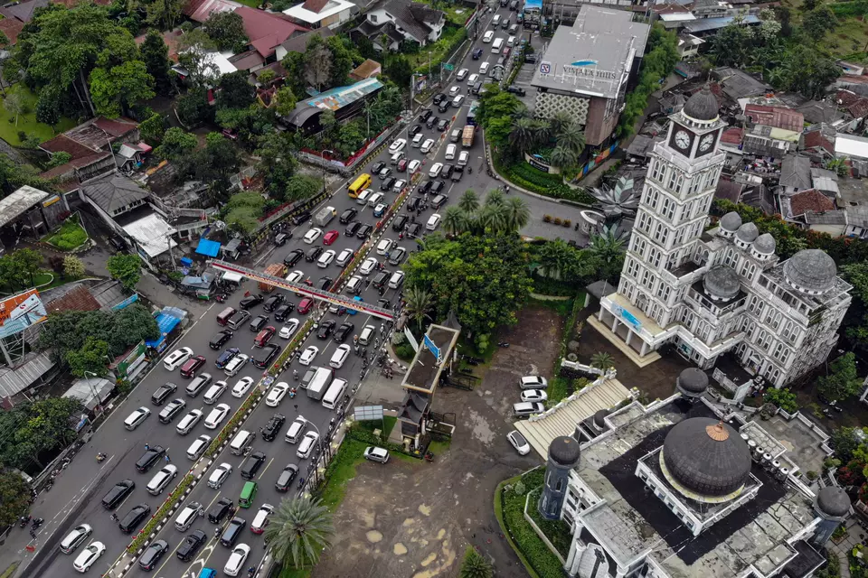 Foto udara kepadatan kendaraan saat diberlakukan sistem satu arah di Gadog, Kabupaten Bogor, Jawa Barat, Jumat 16 Januari 2026. (Antara Foto/Yulius Satria Wijaya)