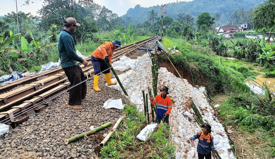 Longsor di jalur KA Cibeber-Lampegan membatalkan enam perjalanan KA Siliwangi, Kamis 23 April 2026. (Beritasatu.com/Riski Maulana)