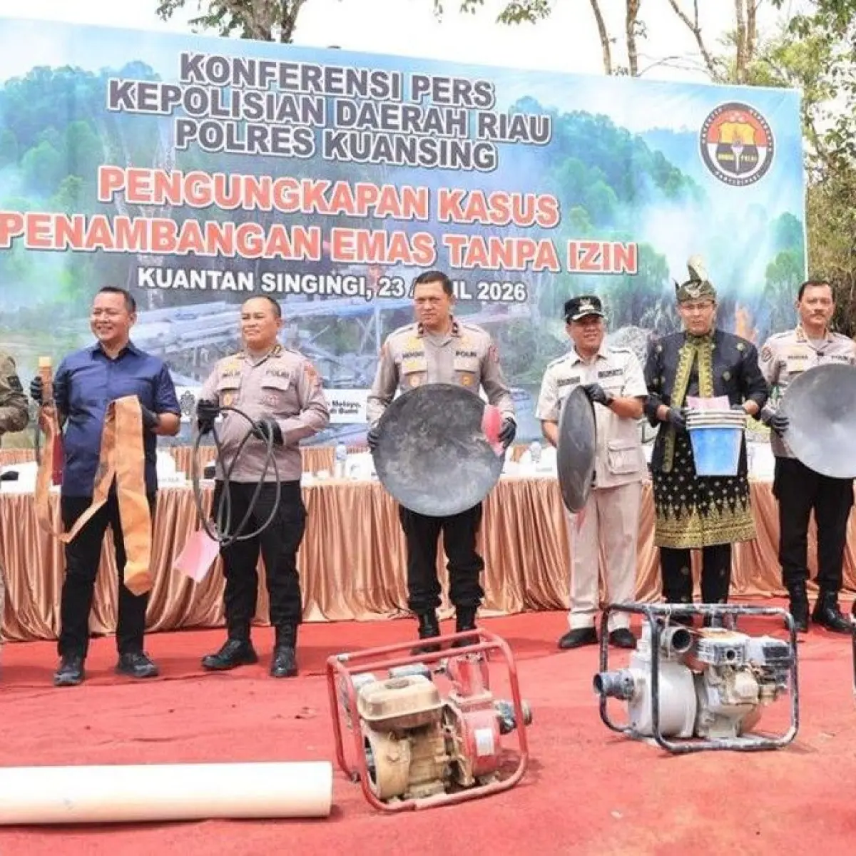 Foto: Polda Riau menangkap puluhan tersangka dan memusnahkan ribuan alat rakit tambang emas ilegal di Kuansing. (dok. Istimewa)