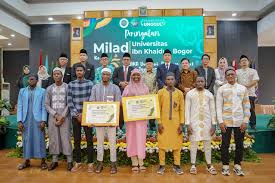 Mahasiswa internasional Universitas Ibn Khaldun (UIKA) Bogor berfoto bersama di sela-sela pemberian secara simbolis beasiswa pendidikan. Foto: Source for JPNN.com