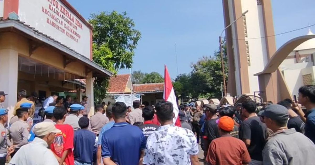 Ratusan warga Desa Kalimanggis Kulon, Kecamatan Kalimanggis, Kabupaten Kuningan, Jawa Barat, menggelar aksi unjuk rasa di kantor desa setempat, Kamis (23/4/2026).