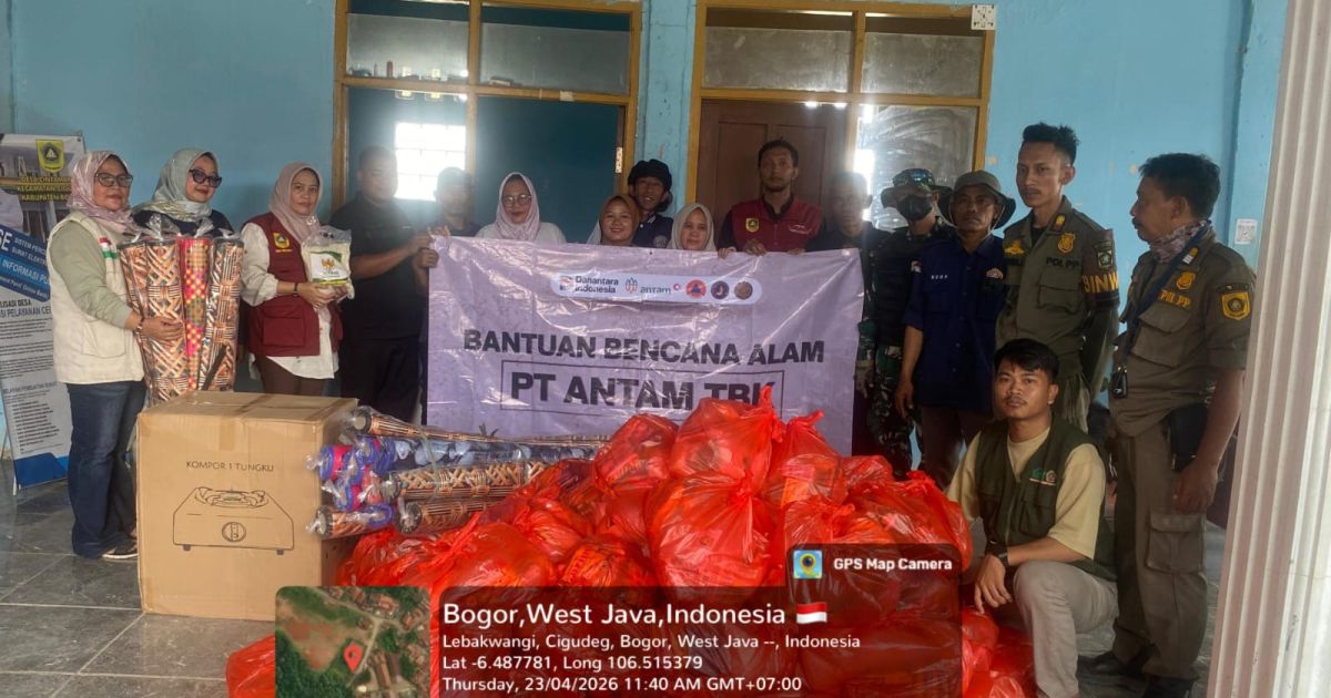Karang Taruna Kecamatan Cigudeg bersama CSR PT ANTAM UBPE Pongkor menyalurkan bantuan bagi warga terdampak banjir dan longsor di sejumlah desa. (Dede Surya)