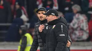 Freiburgs Trainer Julian Schuster im Gespräch mit seinem Kollegen Sebastian Hoeneß vom VfB Stuttgart. Im Halbfinale des DFB-Pokals treffen die beiden Vereine am Donnerstagabend aufeinander.Quelle: ddp