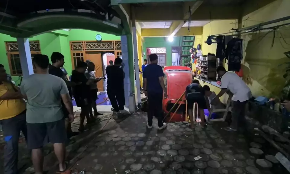 Petugas damkar mengevakuasi sebuah minibus yang terperosok ke dalam septic tank di Tapos depok, pada Jumat 24 April 2026. (Beritasatu.com/Fahri Ali)